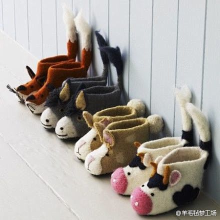 羊毛毡动物靴子。