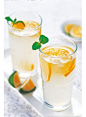 [清爽柠檬水]来自贝太厨房网页版作者：贝太厨房材料：柠檬:4片 冰水:500ml 冰糖:1粒 薄荷叶:3片特色：步骤：将柠檬片浸泡在冰水中，放入少许新鲜的薄荷叶及1粒冰糖即可。