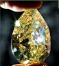 南非“日落之钻”,重110.3克拉，是世界最大的梨形鲜彩黄钻（有女士拇指那么大）。经专家鉴定具有彩钻中最高级别的“鲜彩”颜色，更值得一提的是，截至拍卖前，它都未被人使用过。
2011年11月，在瑞士日内瓦以1090万美元（约合人民币6795.5万元）拍出，创下当时的同类钻石拍卖价格之最，由一位匿名买家以电话竞价的方式拍得。 #名贵钻石#