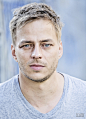 Jaqen H'ghar 【演员 汤姆·拉斯齐哈（Tom Wlaschiha）】

这位个性型男，在剧中扮演能随意更换自己面目的冷血杀手，也要被发配去守夜人军团受苦，被艾莉亚救了出来。美男总是有少女相救的，虽然他后来也承诺要为艾莉亚血刃仇人。