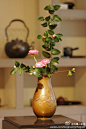 五郎三郎作波纹银象嵌铜花瓶。//@杨李艳蕴香: 很漂亮地花瓶、加上茶花的插花就更漂亮了
