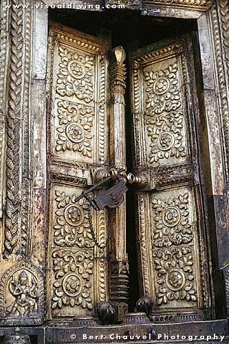 纳拉扬神庙的门，尼泊尔加德满都谷地