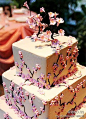 婚礼蛋糕的装饰能够体现婚礼的品质~~~柔柔的淡粉色已是很浪漫，再加上如云朵般的绵花糖创意，很是新颖别致，很萝莉范儿哟~~~白色很是清爽，加上简约小花的修饰---- #甜品#