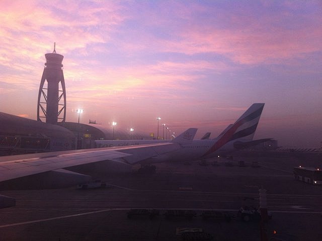 再次回到杜拜，降落时已是早上了，朝霞是粉...