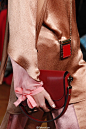 Valentino S/S 2017 Details / 秀场上同样吸引人的是包袋配饰，这两天最惹眼的当属仙女们斜跨腰间的烟盒包，虽然目测只能装支口红什么的，但精致小巧的模样也蛮讨人喜欢，还能跟大包一起背，看来 mini bag又要引发一阵潮流了~