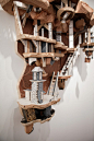 藝術家 Luke O’Sullivan 將繪畫與雕刻結合創造出反烏托邦式的微縮模型 : 藝術家 Luke O’Sullivan 繪畫與木雕技藝組合，創作出了一座座奇異的城市景觀模型。
