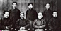 1925年清华国学研究院部分教师，坐者右起赵元任、梁启超、王国维、李济，立者三人为助教