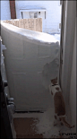 外国网友James Gilfoy发现一阵大风雪过后，打开门却被厚厚的雪层覆盖。家里的猫咪Rudiger立马化身铲雪工上阵！夸我