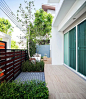 The groove - ช่องว่างสร้างความงาม | Ginggaanbai | Modern Minimalist Garden : ความลื่นไหลของแนวเส้นที่ถูกขีดเขียนลงบนพื้นที่ของสวน เป็นการสร้างเส้นโดยเว้นร่อง ทำให้จุดที่ลึกดูคมดูชัด ภายใต้ความนิ่งและเรียบง่าย