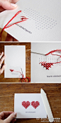 【DIY创意卡片】在卡片上打几个孔，用红色的线用十字绣的方法秀成两颗爱心，有爱且创意十足，一起来DIY吧！