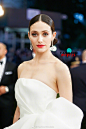 #红毯星光RedCarpet# Emmy Rossum in Carolina Herrera，今日#MetBall#神颜来自英国女演员Emmy Rossum，优雅高贵的白玫瑰，实在太美！ ​​​​