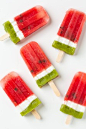 西瓜冰棒。材料西瓜、糖、柠檬汁、椰奶、奇异果、巧克力chips。具体做法请看链接http://www.cookingclassy.com/2015/06/watermelon-popsicles/