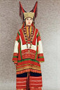 【Кичка Рогатая 】一种俄罗斯非常古老而的女性头饰，最早的文献记录是在14世纪，两条尖角意在模仿麋鹿类动物的角，被描述为部落女性祭祀专门佩戴的、象征地位和身份的头冠。然而随着历史进程的推进，这种头饰渐渐变成了女性出嫁时的装饰，后来逐渐被kokoshnik 取代。但是现在依然有一些地...展开全文c