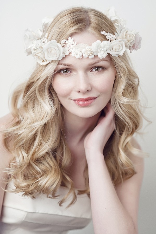 漂亮白色花朵头饰 带来优雅高贵气质