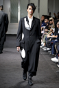 Yohji Yamamoto Spring 2019 Menswear Fashion Show : The complete Yohji Yamamoto Spring 2019 Menswear fashion show now on Vogue Runway.