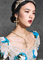 Dolce & Gabbana 2016秋冬系列首饰～轮廓虽然是夸张的御姐范，但透明的水晶却让御姐多了一丝公主小清新的气质。