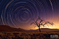 国家摄影师Joerg Bonner摄影作品《沙漠的天空》。Joerg Bonner在沙漠之中很完美的拍摄下了星轨的美丽瞬间。
