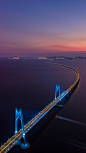港珠澳大桥于2018年10月正式开通，跨越伶仃洋，连接香港、澳门、珠海，全长约55公里，是目前世界上最长的跨海大桥