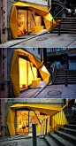 【设计】香港上环一家名为Konzepp的创意生活用品店的店面设计，店铺所在的位置周边是一大片灰色基调的建筑，于是设计师Geoff Tsui使用了明亮的黄色，据称创意来自经典的黄色笑脸。