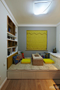现在的书房标配就是榻榻米，嫩黄色的窗帘让书房很活泼！