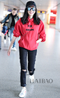 张天爱2018年2月14日上海机场街拍：身着巴黎世家 (Balenciaga) 红色连帽卫衣，踩思琳 (Celine) 小白鞋