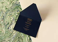 十色鸢尾花采集到Fashion - 服饰画册设计
