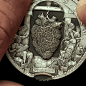 俄罗斯硬币雕刻大神Roman Booteen，通过纯手工制作出各种精妙的硬币，真的不敢相信一枚小小的硬币里，竟能有如此多的机关！！！ ​​​​