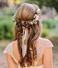 16种超有女人味的半盘发新娘发型+来自：婚礼时光——关注婚礼的一切，分享最美好的时光。#新娘发型# #半盘发# #头饰# #花环#
