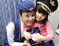 某航空公司的乘务长在微博晒出一组王诗龄坐飞机时跟空乘们的合影，Angela时而吐舌搞怪，时而戴着飞行员的帽子十足可爱。