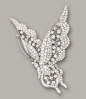 仿照蝴蝶翅膀连接Tremblant的明亮型切割钻石，钻石重约7.50克拉，镶嵌在18克拉白金钻石“蝴蝶”胸针。