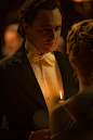 【 猩红山峰 Crimson Peak 2015】 
米娅·华希科沃斯卡 Mia Wasikowska
汤姆·希德勒斯顿 Tom Hiddleston
#电影# #电影海报# #电影截图#