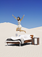 沙漠中床上跳跃的女性