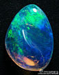 贵蛋白石，英文名为opal，音译为欧泊。化学成分为SiO2· nH2O是水合二氧化硅，球形的二氧化硅之间的空隙导致了光的衍射，产生了色彩绚丽的变彩效应。与多数宝石不同欧泊属于非晶质没有固定外形。由于含有的水分子最高可达到10%，所以随着时间的流失有可能会逐渐变干并出现裂缝，也就是所谓的“失水”。