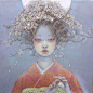 平野实穗（Miho Hirano），日本女油画艺术家。毕业于日本东京武藏野美术大学的油画系，现在居住在千叶县，目前是签约画家。在她的画中有着一种令人窒息的美感，从2008年到2015年，你可以看到她风格的演变，技法上的成熟。
平野实穗的作品特色就是人物都是少女，而少女的眼下都会有一抹红晕，背景与陪衬物通常都是以大自然、花朵为主，也会有金鱼、燕子等动物。红色的眼妆凸显出人物的娇媚，与青灰色的发丝显得相得益彰。其中最大的特色就是少女的双眼都有若有所思的感觉，嘴角间也会浮起一抹魅惑的微笑，既美丽却又充满邪气。有