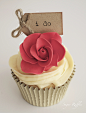 舌尖上的“花朵” 爱与春意都兼备的鲜花纸杯蛋糕+来自：婚礼时光——关注婚礼的一切，分享最美好的时光。#cupcake# #玫瑰#