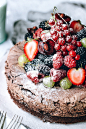 Chocolate-Meringue-Cake-with-Fresh-Berries-#巧克力#