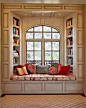 飘窗被设计成舒适的小憩看书的场所，透露出浓浓的文化气息。#家居生活#