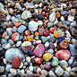 地中海边的olympos小镇，除了能住树屋以外，还拥有一个布满彩色石头的沙滩，但欧美游客爱阳光胜于石头，这些石头延绵沙滩几百米，都没有人捡~