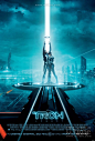 创：战纪Tron: Legacy(2010)<br/>影片以一对父子的冒险故事为线索层层展开，将电子网络中的与现实中的探险交相呼应。影片的主角萨姆·弗林（加莱特·赫德兰饰）是一个27岁的叛逆青年，他的父亲凯文·弗林由曾获得奥斯卡奖和金球奖的杰夫·布里奇斯扮演，影片中男主角父亲是一位知名的虚拟空间领域的游戏设计大师，已经失踪多年，萨姆苦苦追寻着父亲的下落。<br/>　　一条神秘的信息引领萨姆进入了已封闭了20年的父亲旧办公室，并由此神奇的进入了父亲设计的电子世界，发现原来父亲被自己创