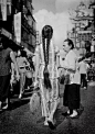 1958年的香港街头，一个女孩的独特发型