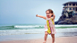 ID-933692-沙滩奔跑的国外金发宝宝壁纸高清大图