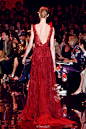 Elie Saab Haute Couture Fall 2013，设计师说这一季灵感是来自王公贵族皇冠上的各色宝石，开篇的红色系列自然是红宝石的颜色.....