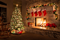 圣诞。发光的壁炉，壁炉，树。红丝袜。礼品和装饰品。图片素材