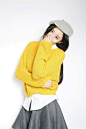 黄色毛衣搭配会色短裙，既温暖又有俏皮的感觉。
