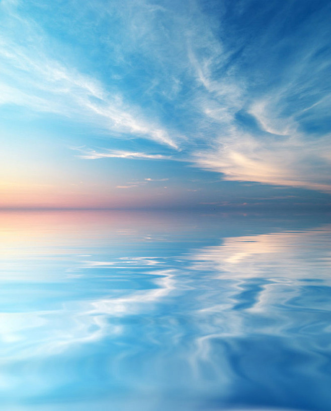 蓝天白云与水纹倒影高清摄影图片