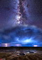 摄影师拍银河与风暴同框一幕震撼美景 : 画面中星光熠熠的银河与壮丽的地貌风光相互衬托，美不胜收。