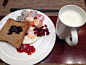 【360餐厅】早餐：牛奶、煎蛋、水果and涂蓝莓果酱的烤面包片，各种自己搭配着摆，然后拍照，玩上瘾了哈哈,雪上阳