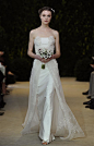 Carolina Herrera2014春夏婚纱。整个秀场以缎面线条性婚纱为主，以简洁的线条凸显新娘的身材。