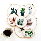 其实美国刺绣艺术家Sarah K Benning除了绿叶植物和仙人掌外，也喜欢刺绣一些花花和水晶石题材的哦！大家可以关注她的ins账号