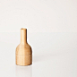挪威设计师Fredrik Wærnes设计的“Times”系列咖啡器具，包括杯、壶、和糖罐。采用陶瓷与木制的结合，外形的独特之处是笔直手柄与简约线条呈现出的优美和禅意，灵感来源于传统咖啡酿制设备，在其基础上做了简化。